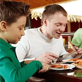 Family-eating-pizza-together